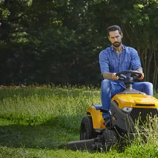 Ekspert STIGA radzi: jak wybrać traktor ogrodowy do koszenia trawy?